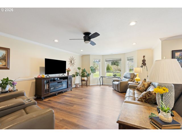 2164 Se DOUGLAS Ave, Roseburg, OR 97470