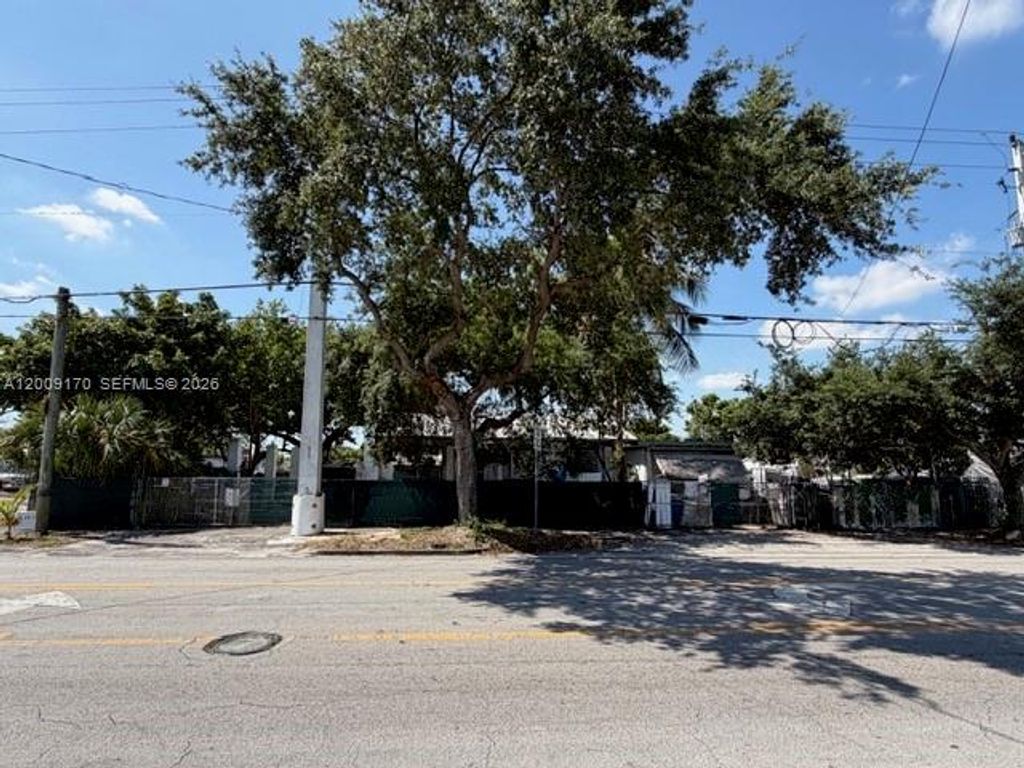 890 E 52nd Street, Hialeah, FL 33013