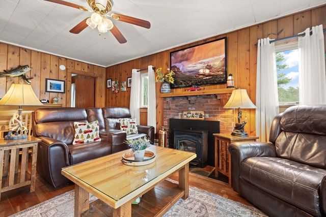 104 W Pond Rd, Plymouth, MA 02360
