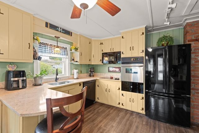 104 W Pond Rd, Plymouth, MA 02360