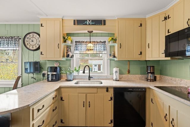 104 W Pond Rd, Plymouth, MA 02360