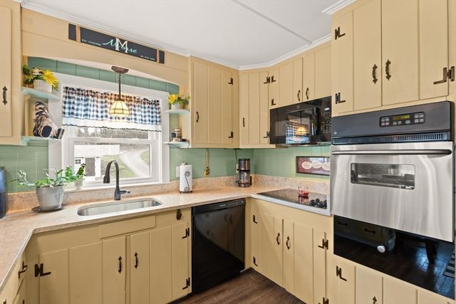 104 W Pond Rd, Plymouth, MA 02360