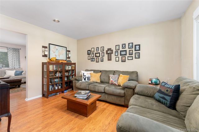 4 Redbud Court, Middle Island, NY 11953