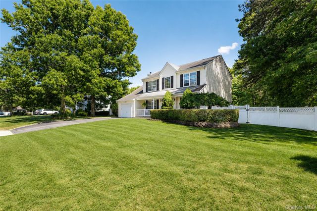 4 Redbud Court, Middle Island, NY 11953