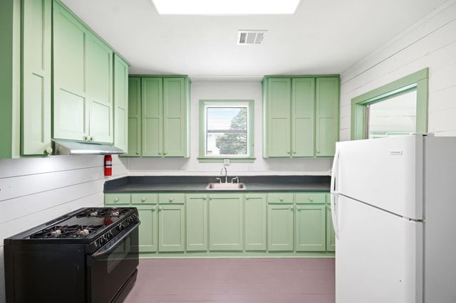 313 S Blackwell Street, La Porte, TX 77571