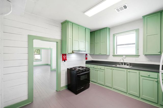 313 S Blackwell Street, La Porte, TX 77571