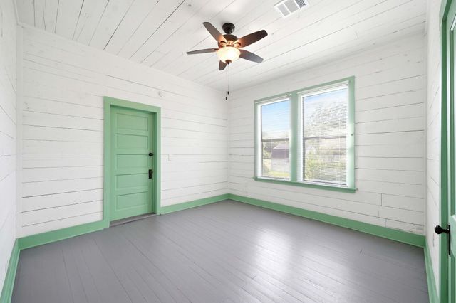 313 S Blackwell Street, La Porte, TX 77571