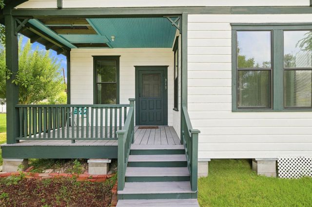 313 S Blackwell Street, La Porte, TX 77571