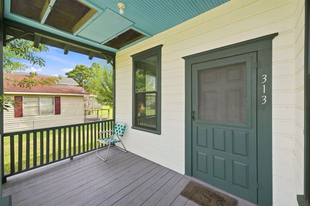313 S Blackwell Street, La Porte, TX 77571