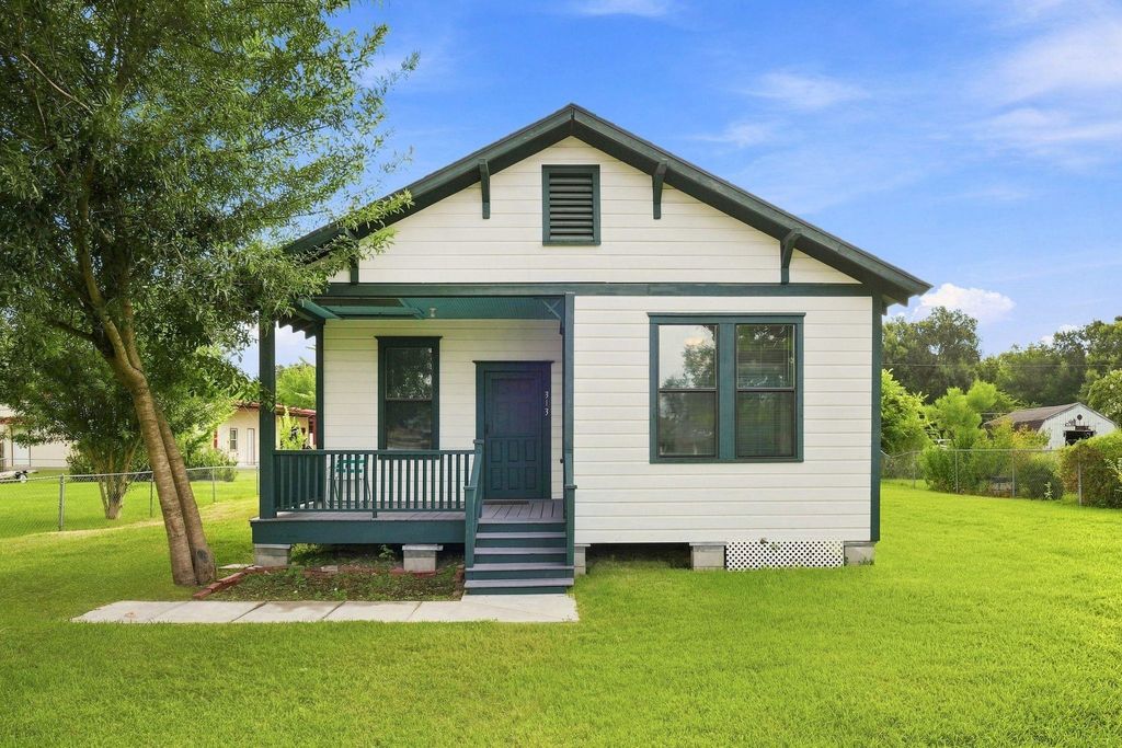 313 S Blackwell Street, La Porte, TX 77571