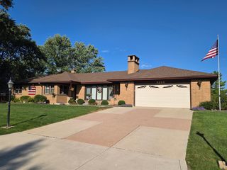 9255 S 86th Avenue, Hickory Hills, IL 60457