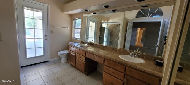 2838 E CALAVAR Road, Phoenix, AZ 85032