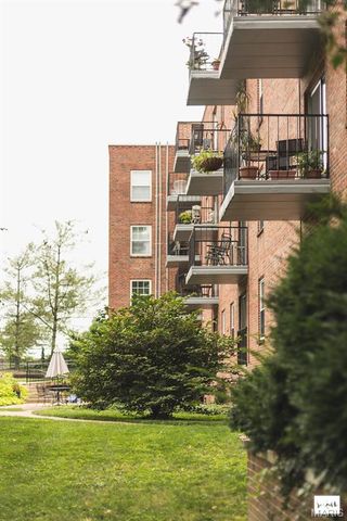 55 S Gore 1 H, Webster Groves, MO 63119