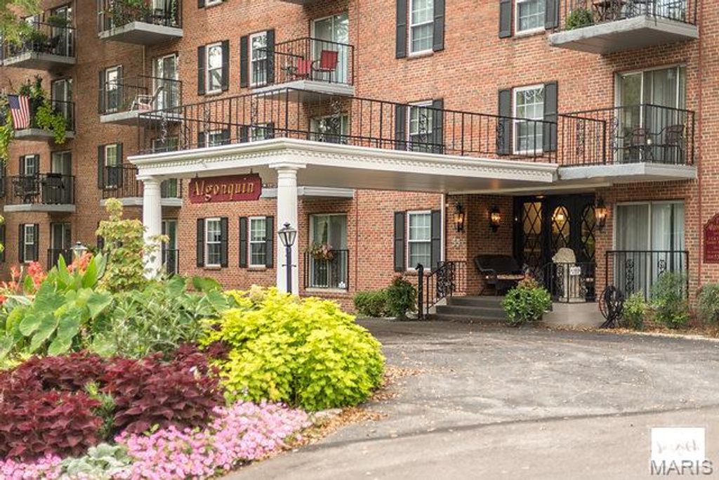55 S Gore 1 H, Webster Groves, MO 63119