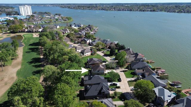 80 La Costa Drive, Montgomery, TX 77356