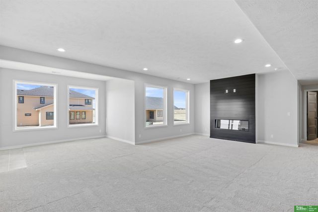 5504 N 212th Avenue, Elkhorn, NE 68022