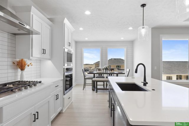 5504 N 212th Avenue, Elkhorn, NE 68022