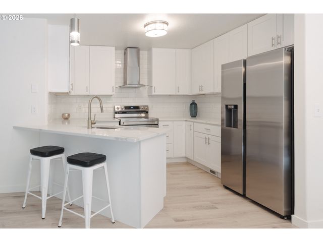 1006 Ne MARINERS Loop, Portland, OR 97211