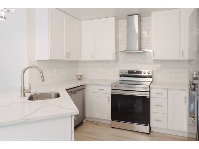 1006 Ne MARINERS Loop, Portland, OR 97211