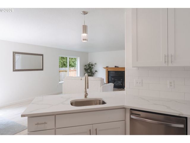 1006 Ne MARINERS Loop, Portland, OR 97211