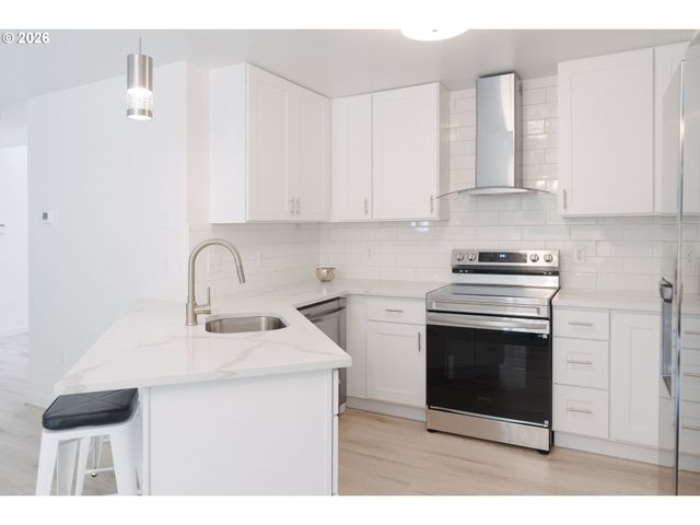 1006 Ne MARINERS Loop, Portland, OR 97211