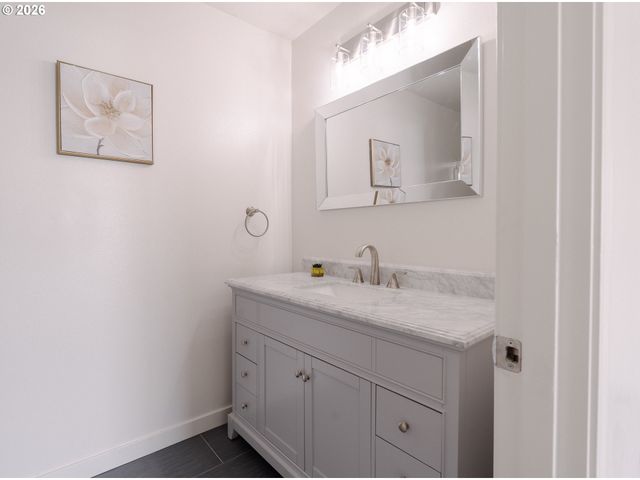 1006 Ne MARINERS Loop, Portland, OR 97211