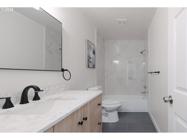 1006 Ne MARINERS Loop, Portland, OR 97211