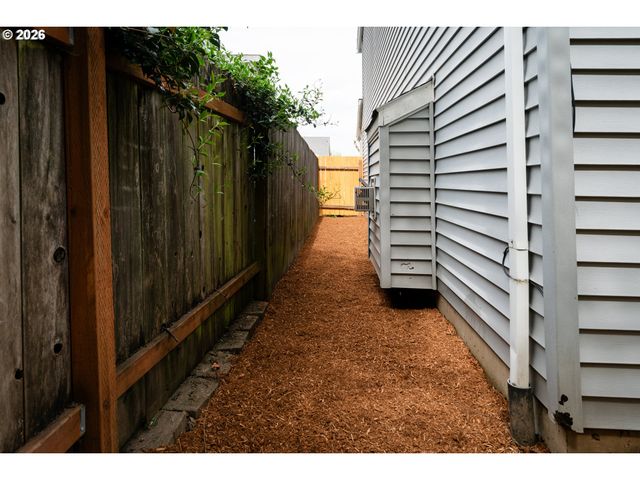 1006 Ne MARINERS Loop, Portland, OR 97211