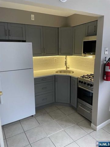 17 68th Street 7, Guttenberg, NJ 07093