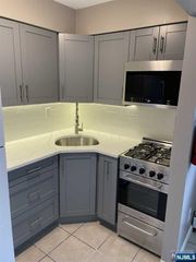 17 68th Street 7, Guttenberg, NJ 07093