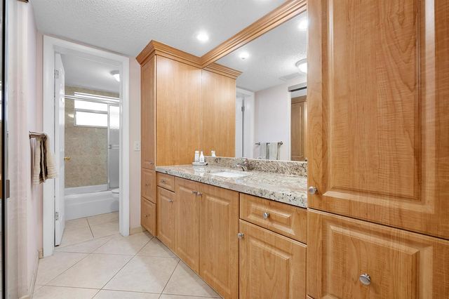 4270 NW 40th Street 205, Lauderdale Lakes, FL 33319