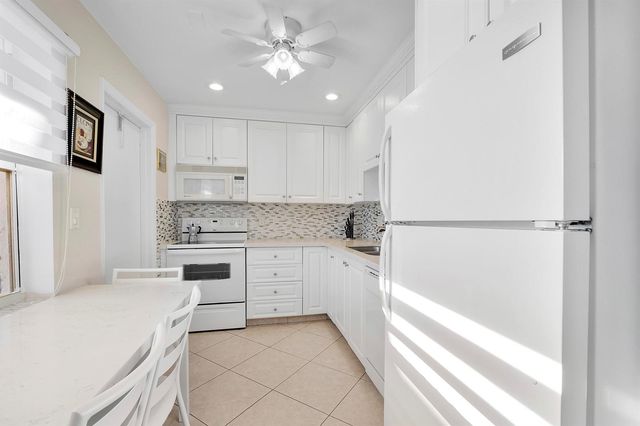 4270 NW 40th Street 205, Lauderdale Lakes, FL 33319