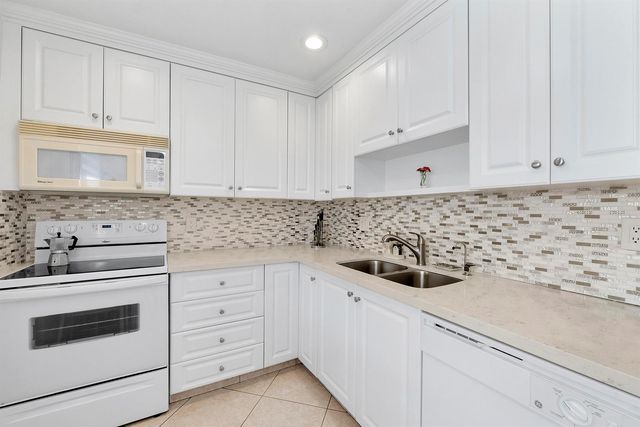 4270 NW 40th Street 205, Lauderdale Lakes, FL 33319