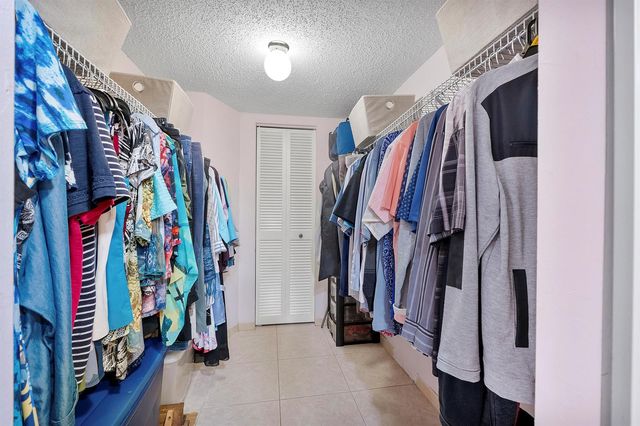 4270 NW 40th Street 205, Lauderdale Lakes, FL 33319