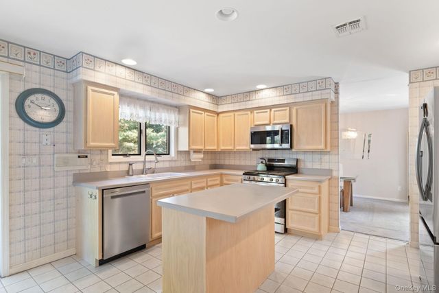 88 Highview Avenue, Nanuet, NY 10954