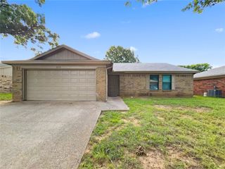 6219 Kelly Elliott Road, Arlington, TX 76001