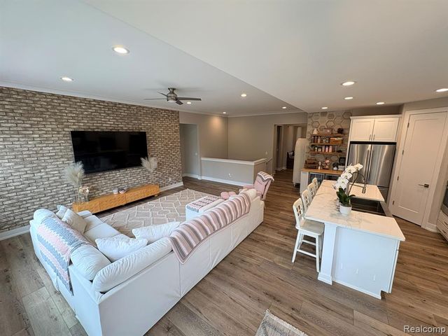 154 Mulberry Lane, Rochester Hills, MI 48309