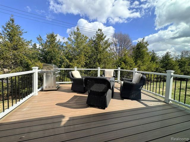 154 Mulberry Lane, Rochester Hills, MI 48309