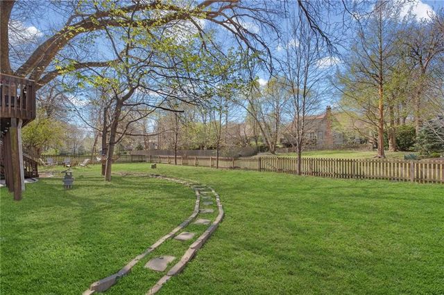 11606 Hemlock Street, Overland Park, KS 66210