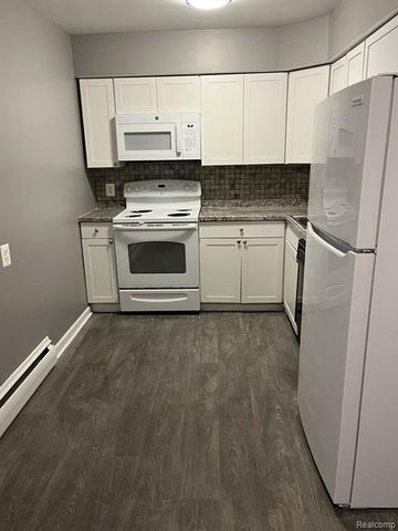 16171 E 11 Mile Road, Roseville, MI 48066