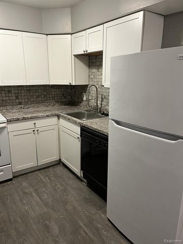 16171 E 11 Mile Road, Roseville, MI 48066