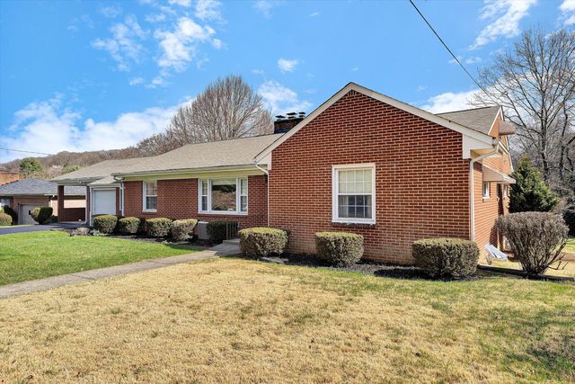 3038 Dover DR, Roanoke, VA 24018