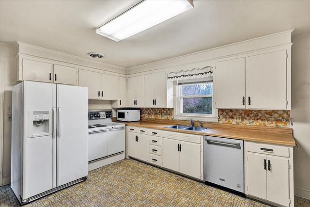 3038 Dover DR, Roanoke, VA 24018