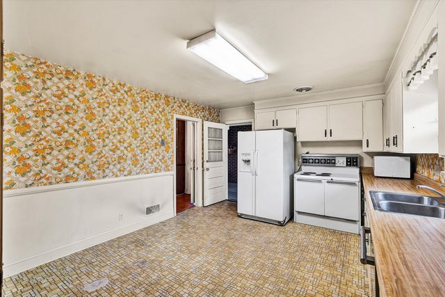 3038 Dover DR, Roanoke, VA 24018