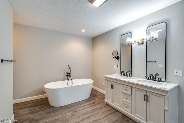 1229 Summit Drive, Mayfield Heights, OH 44124