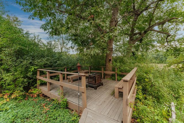 228 N Sawyer ROAD, Summit, WI 53066