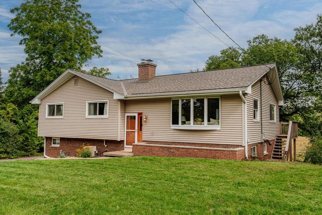 228 N Sawyer ROAD, Summit, WI 53066