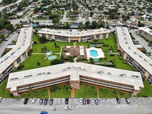 500 W Village Green Cir W 203, Palm Springs, FL 33461