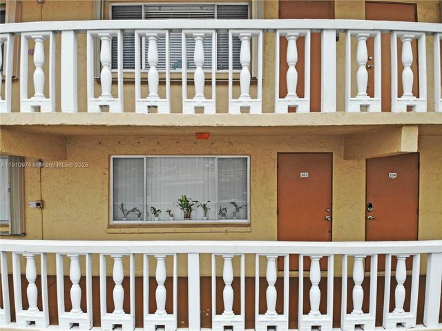 500 W Village Green Cir W 203, Palm Springs, FL 33461