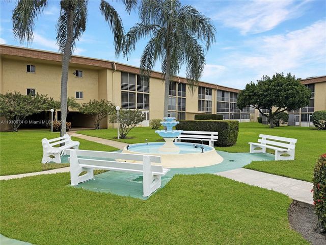 500 W Village Green Cir W 203, Palm Springs, FL 33461